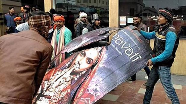 पर्दे पर ‘पद्मावत’, सड़कों पर करणी सेना का उपद्रव-आगजनी, कई जगह स्कूल बंद