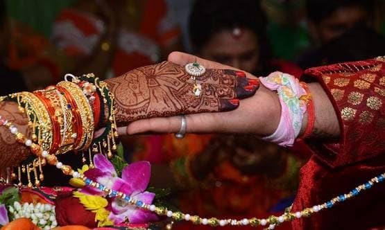 नए ट्रेंड की ये शादी बनी मिसाल, दुल्हन ने दूल्हे को पहनाया ‘मंगलसूत्र’