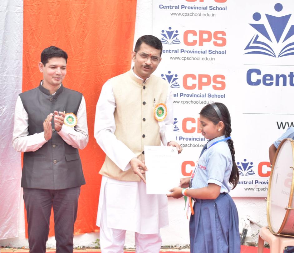 विद्यालय ने उत्कृष्टता के प्रतीक के रूप में कई प्रतिभावान छात्रों को सम्मानित किया।