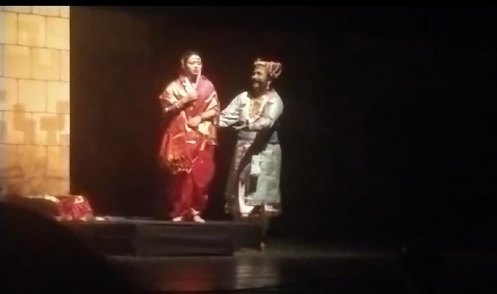 'मातोश्री' नाटक में अहिल्यादेवी की भूमिका में ऐश्वर्या शिंदे 