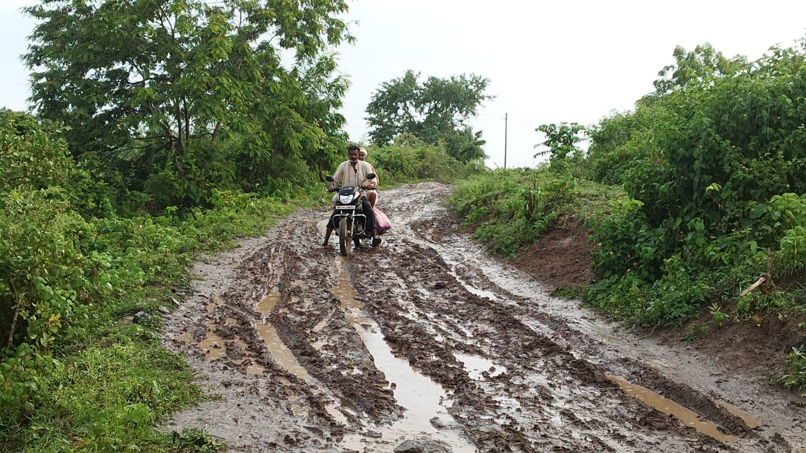 भगत हेटी में सड़क का अभाव, ग्रामीण सुविधाओं से वंचित