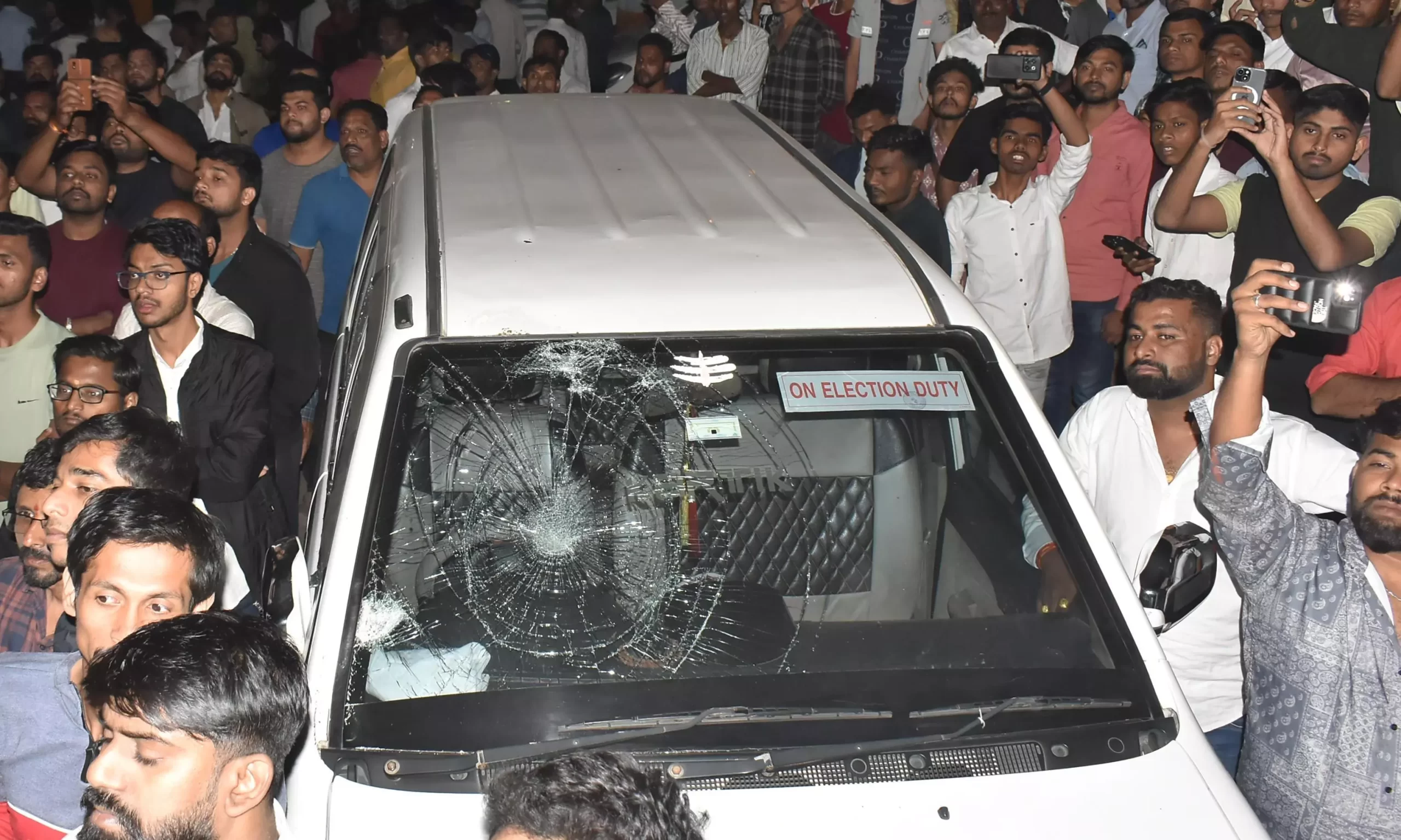 इलेक्शन कमिशन के दो वाहनों की तोडफोड, मतदान होने के बाद आया हिंसक मोड़