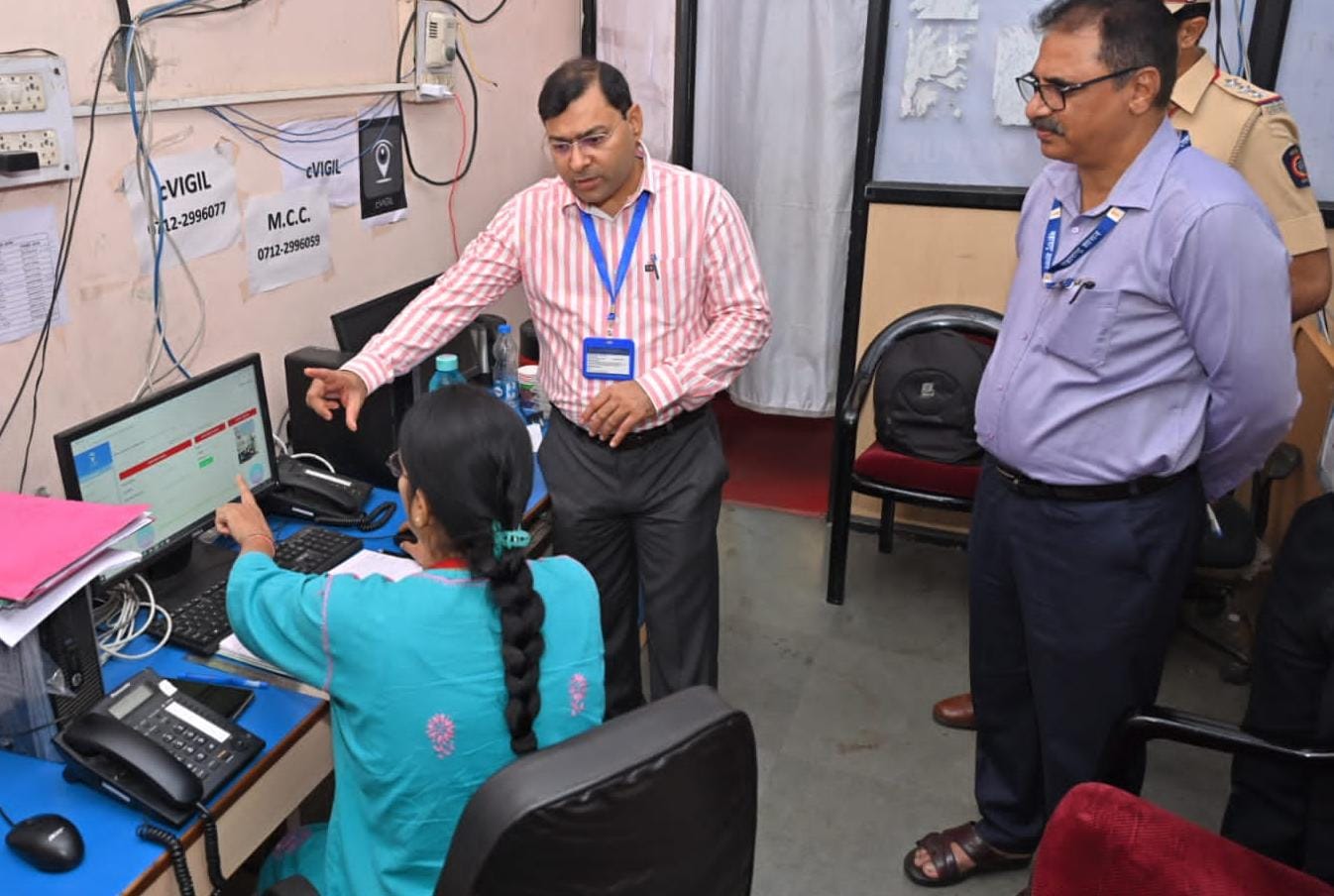 चुनाव पर्यवेक्षक (पुलिस) अजय कुमार द्वारा विभिन्न कक्षों का दौरा