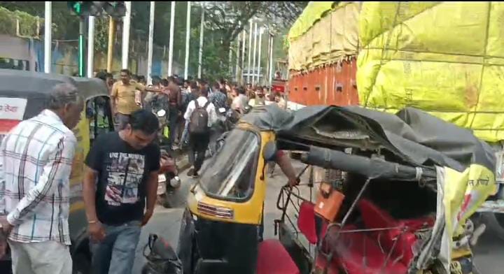 नागपुर में हुआ भीषण हादसा, ट्रेलर से भिड़ी कार के उड़े परखच्चे, 3 लोग गंभीर