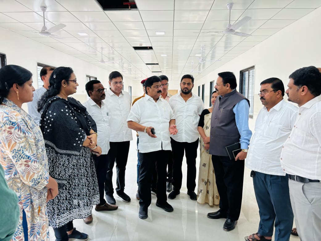 जिला अस्पताल के निरीक्षण के दौरान विकास ठाकरे ने ओपीडी सेवा जल्द शुरू करने के दिए निर्देश