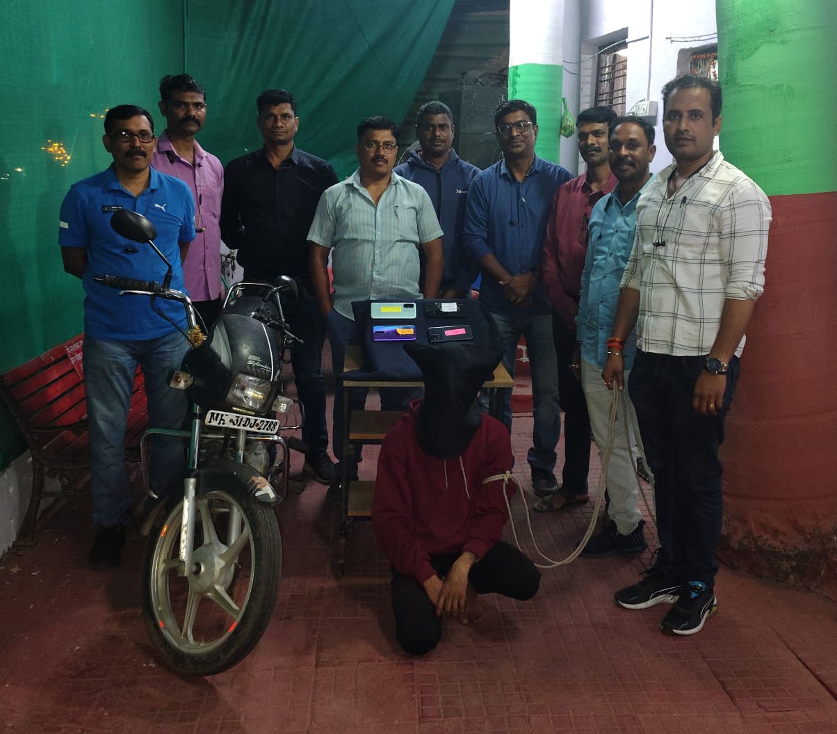 वाहन और मोबाइल चोरी के मामलों में वांछित आरोपी गिरफ्तार, ₹55,000 का सामान बरामद