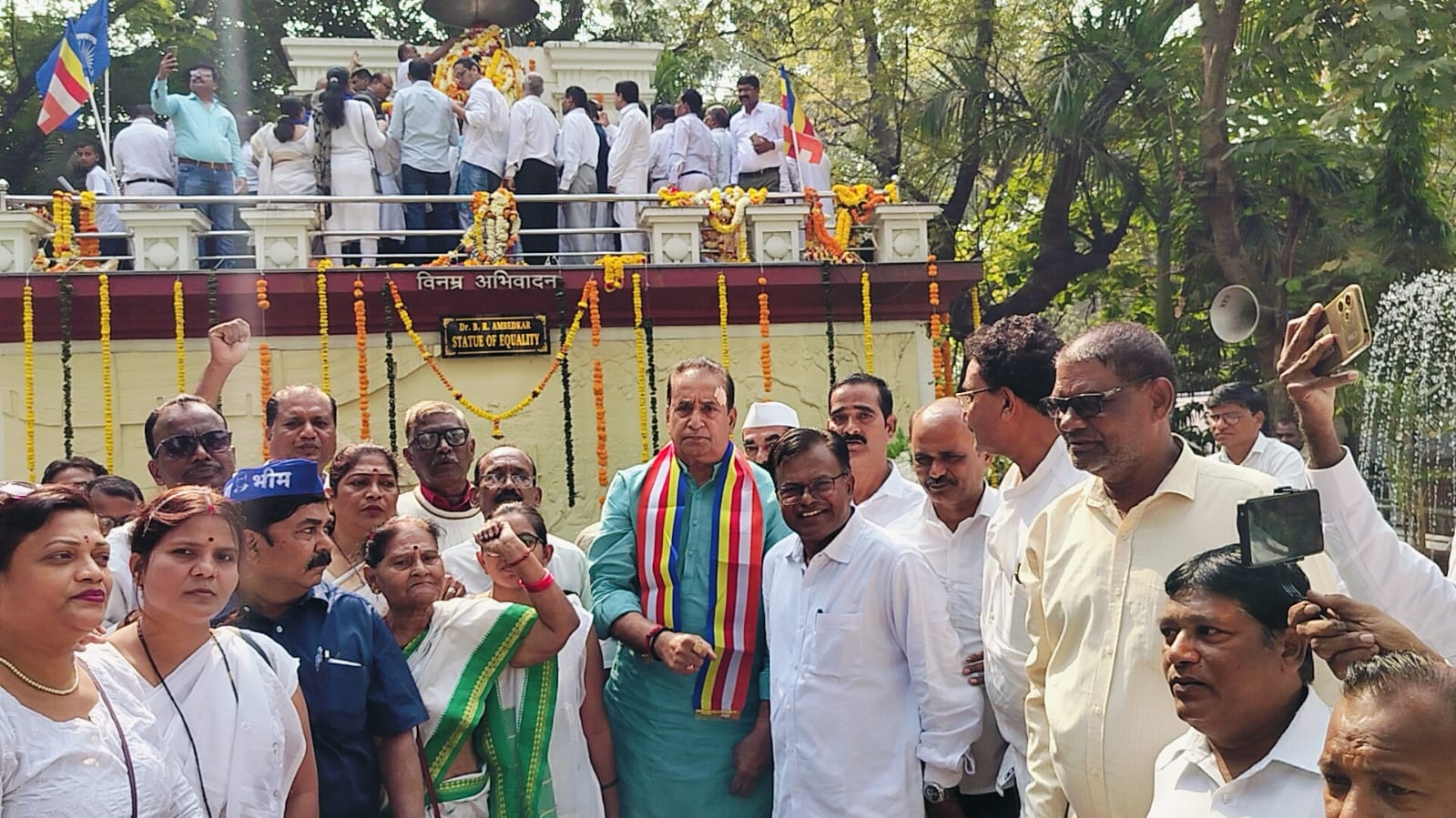 महापरिनिर्वाण दिवस पर दीक्षाभूमि में अनिल देशमुख ने अर्पित किया माल्यार्पण
