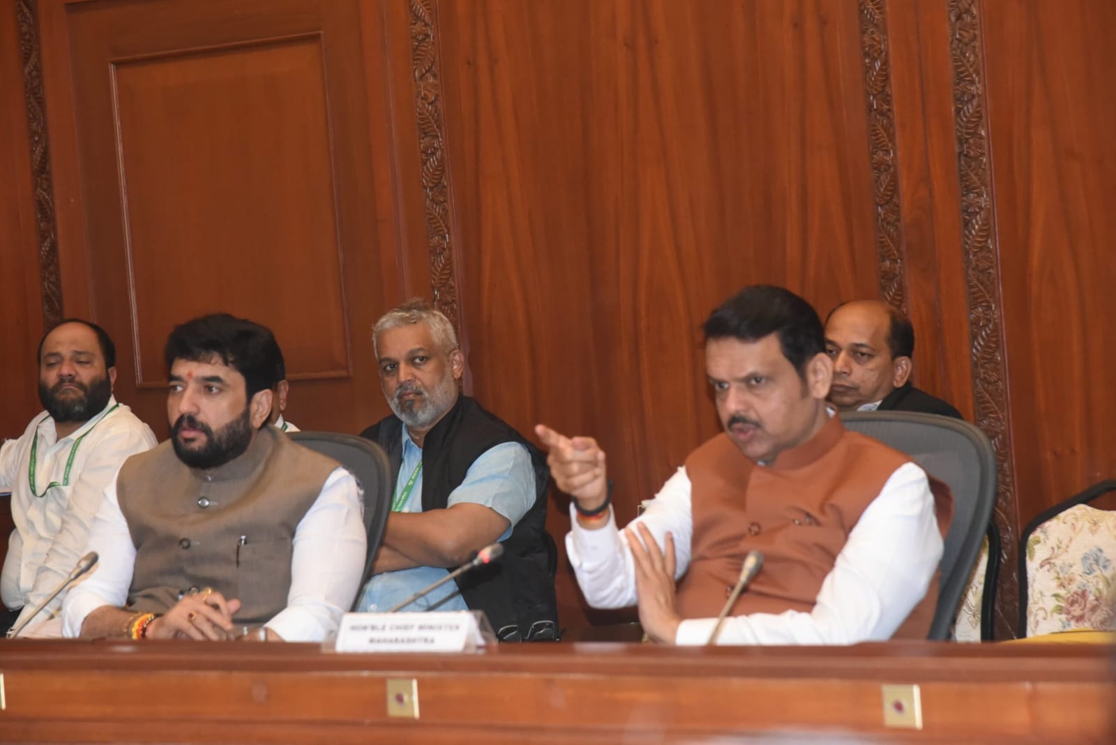 नवी मुंबई, नागपुर, शिर्डी एयरपोर्ट्स के काम समय पर करें पूरे: मुख्यमंत्री फडणवीस