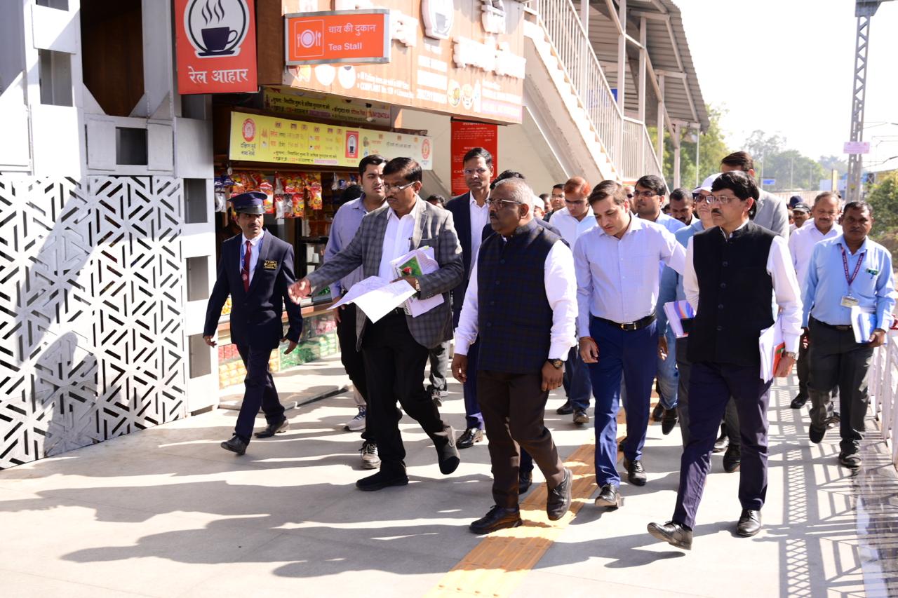 महाप्रबंधक तरुण प्रकाश ने नेताजी सुभाष चंद्र बोस इतवारी स्टेशन का किया निरीक्षण