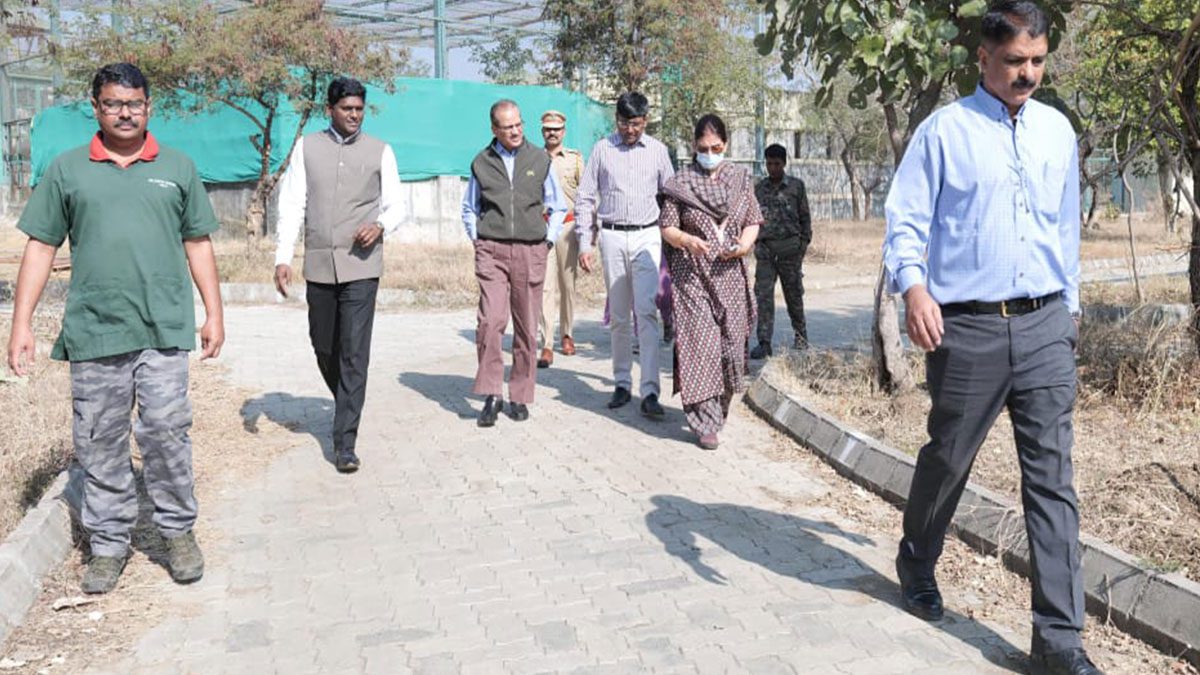 मुख्य सचिव सुजाता सौनिक ने गोरेवाड़ा प्राणी संग्रहालय का दौरा किया
