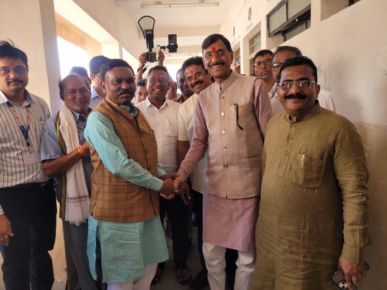 केंद्रीय रक्षा राज्य मंत्री संजय शेठ और पूर्व सांसद अशोक नेते ने की मार्कंडादेव देवस्थान की यात्रा
