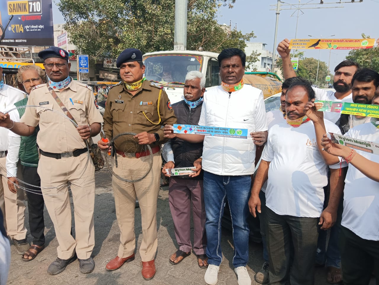 मकर संक्रांति के अवसर पर पर्यावरण विभाग द्वारा गला सुरक्षा बेल्ट का वितरण