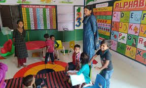 शाला और आंगनवाड़ी के बच्चों से जिलाधिकारी का संवाद