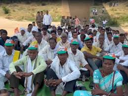 गडचिरोली में वैनगंगा नदी के किनारे कांग्रेस का आंदोलन