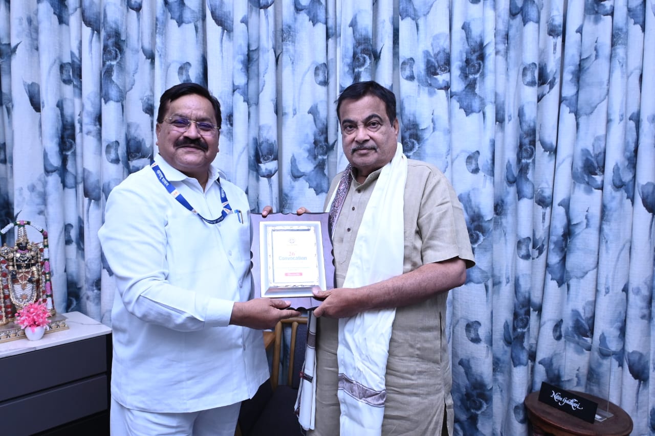 नितिन गडकरी को कृषि क्षेत्र में योगदान हेतु वसंतराव नाईक मराठवाड़ा कृषि विश्वविद्यालय से मानद डॉक्टरेट उपाधि प्रदान