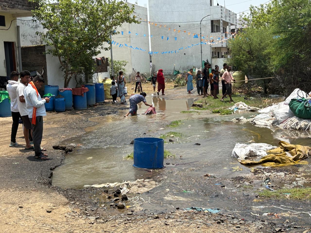 पार्वती नगर में जल विभाग की लापरवाही से हजारों लीटर पानी बर्बाद