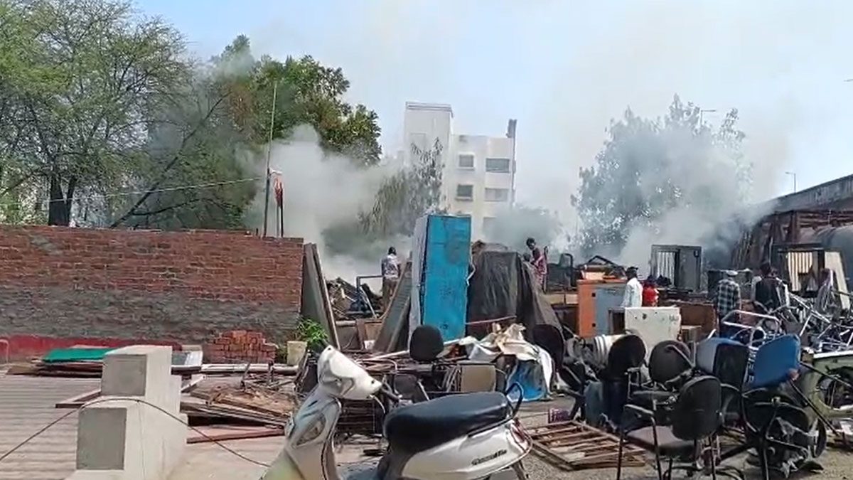 मानकापुर में रतन नगर में कबाड़ी दुकान में लगी आग, बड़ा हादसा टला