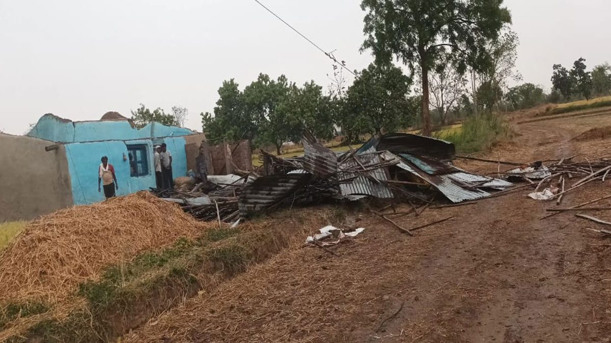 गोंदिया जिले में बेमौसम बारिश से 230 घर क्षतिग्रस्त