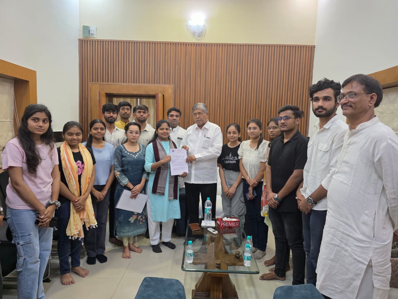 उच्च एवं तकनीकी शिक्षा मंत्री चंद्रकांत दादा पाटिल से विद्यार्थी परिषद के कार्यकर्ताओं ने की शैक्षणिक मुद्दों पर सकारात्मक चर्चा