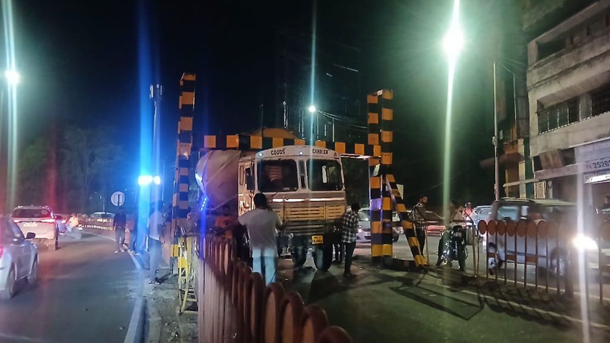 गोवारी उड़ान पुल पर फिर हादसा, ट्रक को कार ने पीछे से मारी टक्कर