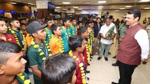 गढ़चिरोली के छात्रों की इसरो के लिए ऐतिहासिक उड़ान, सीएम ने एयरपोर्ट पर छात्रों को शुभकामनाएं दीं